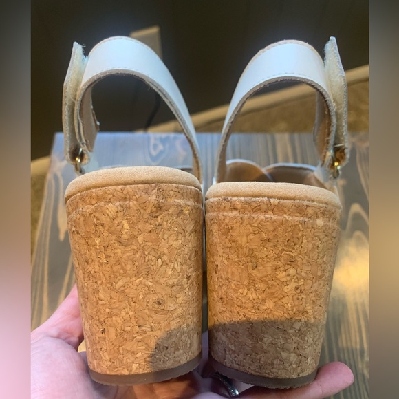 Clarks like new Women's Giselle Beach Wedge Sandal white leather 9 3” heel - Picture 10 of 13